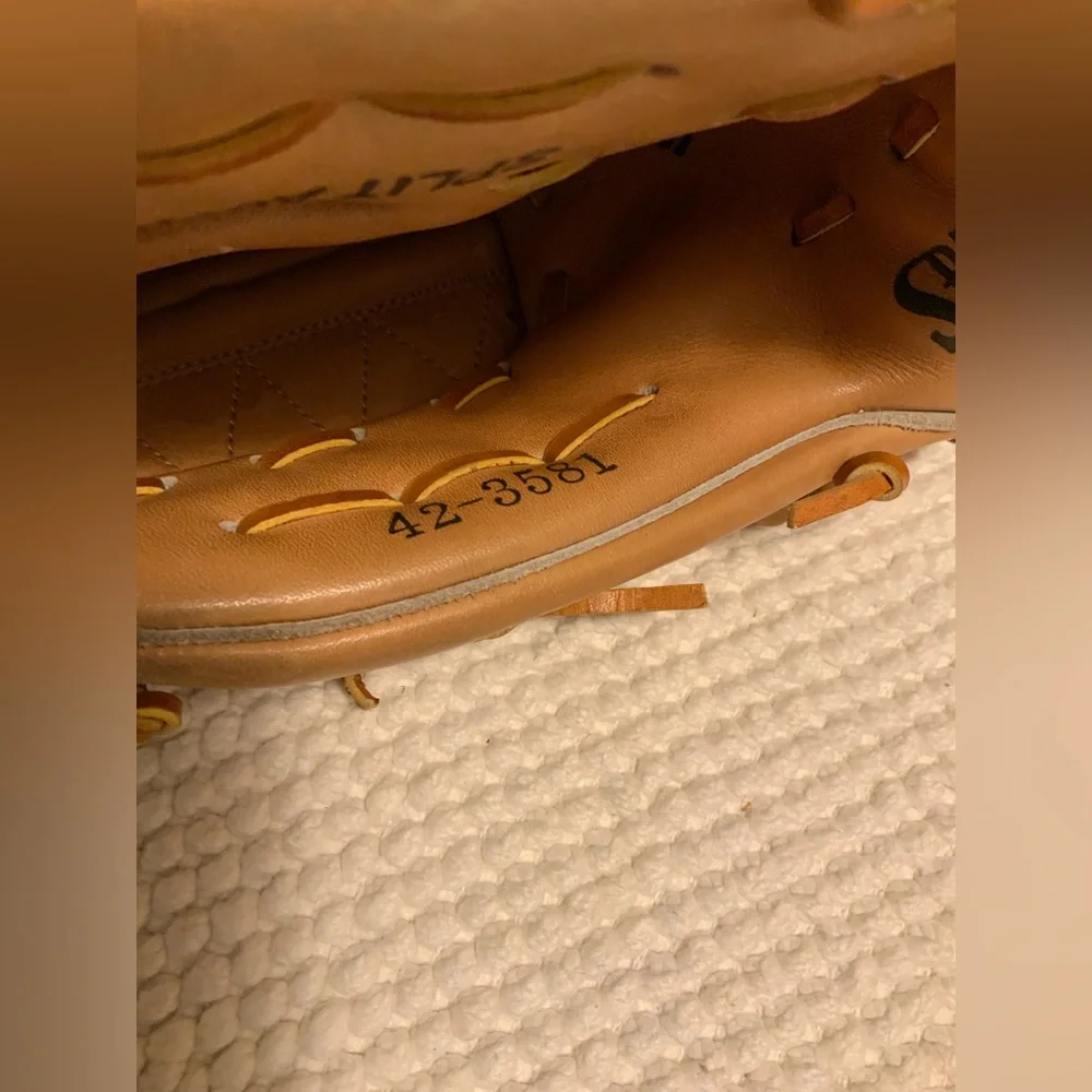 SPALDING BASEBALL GLOVE - Picture 7 of 8